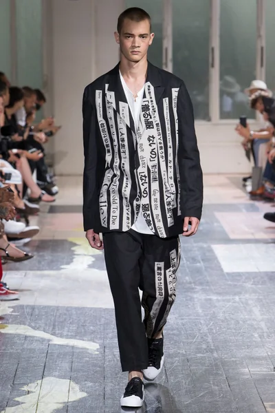 Look 18